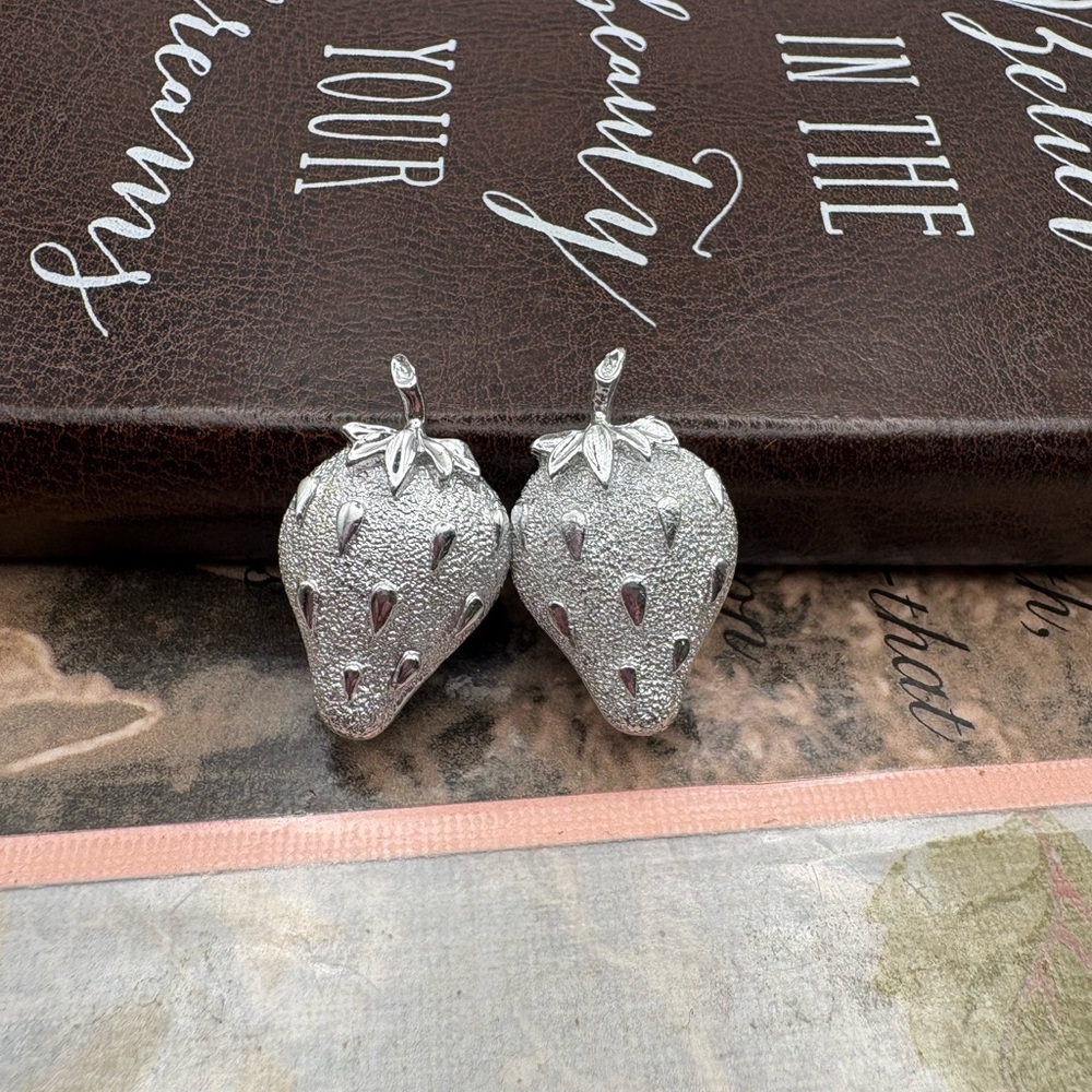 Vintage Strawberry Clip On Earrings Silver Tone Kawaii Cottagecore Retro - Picture 5 of 5